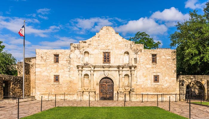 An exterior view of the Alamo in San Antonio, Texas on a bright, sunny day.